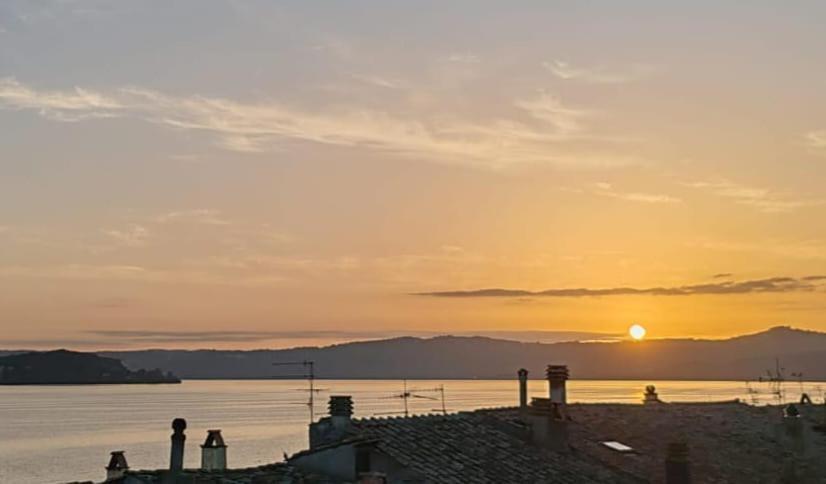 Mansarda Sul Lago A مارتا المظهر الخارجي الصورة